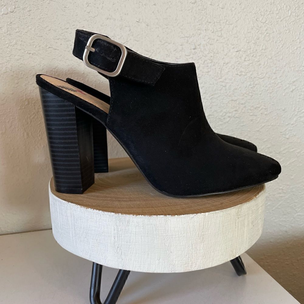 Penny Loves Kenneth Black Suede Chunky Heels Size 7.5M EUC